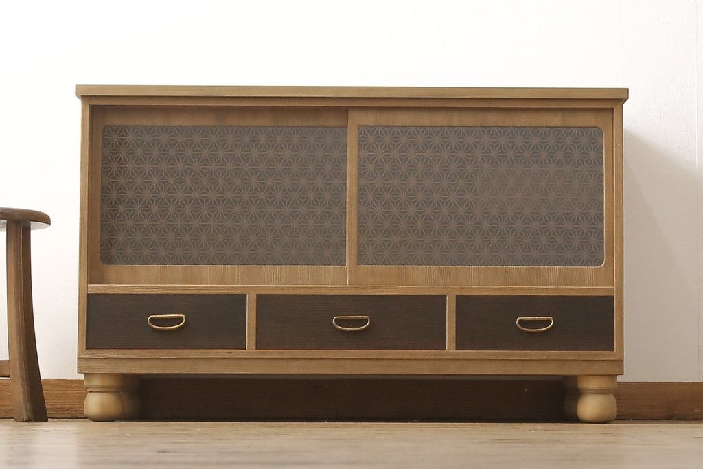 桐箪笥の上段をテレビボードにリメイク!引き戸には麻の葉柄の組子ガラスをはめ込み、天板と木製脚の取り付け。本体は木地色、引き出しと組子はチェスナット系でツートンカラーに着色仕上げ。