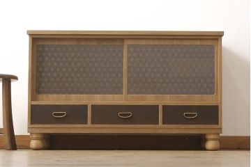 桐箪笥の上段をテレビボードにリメイク!引き戸には麻の葉柄の組子ガラスをはめ込み、天板と木製脚の取り付け。本体は木地色、引き出しと組子はチェスナット系でツートンカラーに着色仕上げ。
