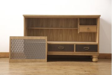 桐箪笥の上段をテレビボードにリメイク!引き戸には麻の葉柄の組子ガラスをはめ込み、天板と木製脚の取り付け。本体は木地色、引き出しと組子はチェスナット系でツートンカラーに着色仕上げ。