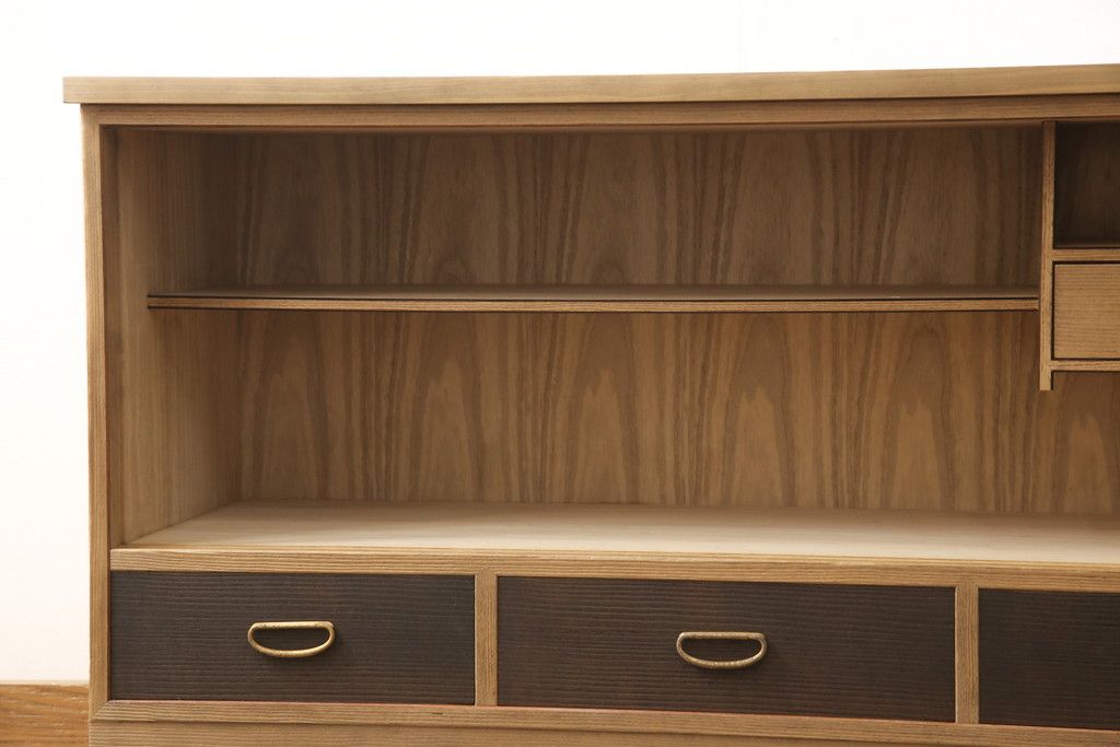 桐箪笥の上段をテレビボードにリメイク!引き戸には麻の葉柄の組子ガラスをはめ込み、天板と木製脚の取り付け。本体は木地色、引き出しと組子はチェスナット系でツートンカラーに着色仕上げ。