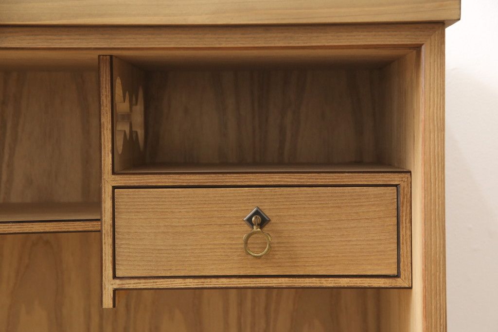 桐箪笥の上段をテレビボードにリメイク!引き戸には麻の葉柄の組子ガラスをはめ込み、天板と木製脚の取り付け。本体は木地色、引き出しと組子はチェスナット系でツートンカラーに着色仕上げ。