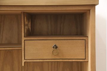 桐箪笥の上段をテレビボードにリメイク!引き戸には麻の葉柄の組子ガラスをはめ込み、天板と木製脚の取り付け。本体は木地色、引き出しと組子はチェスナット系でツートンカラーに着色仕上げ。