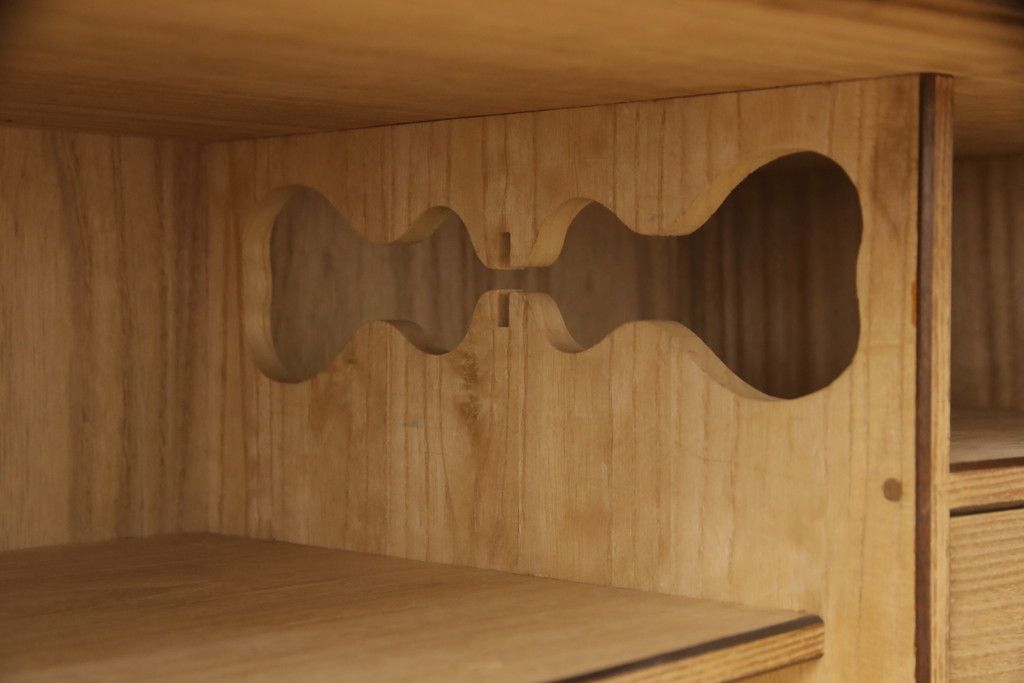 桐箪笥の上段をテレビボードにリメイク!引き戸には麻の葉柄の組子ガラスをはめ込み、天板と木製脚の取り付け。本体は木地色、引き出しと組子はチェスナット系でツートンカラーに着色仕上げ。