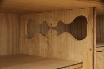 桐箪笥の上段をテレビボードにリメイク!引き戸には麻の葉柄の組子ガラスをはめ込み、天板と木製脚の取り付け。本体は木地色、引き出しと組子はチェスナット系でツートンカラーに着色仕上げ。