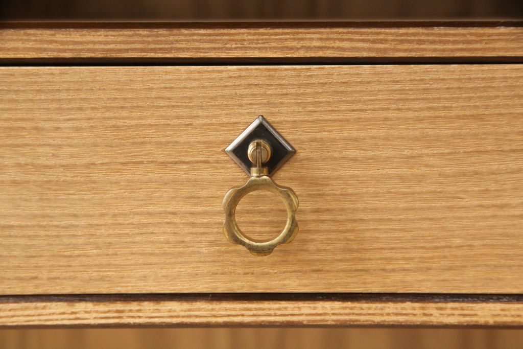 桐箪笥の上段をテレビボードにリメイク!引き戸には麻の葉柄の組子ガラスをはめ込み、天板と木製脚の取り付け。本体は木地色、引き出しと組子はチェスナット系でツートンカラーに着色仕上げ。