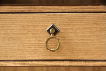 桐箪笥の上段をテレビボードにリメイク!引き戸には麻の葉柄の組子ガラスをはめ込み、天板と木製脚の取り付け。本体は木地色、引き出しと組子はチェスナット系でツートンカラーに着色仕上げ。