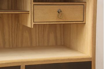 桐箪笥の上段をテレビボードにリメイク!引き戸には麻の葉柄の組子ガラスをはめ込み、天板と木製脚の取り付け。本体は木地色、引き出しと組子はチェスナット系でツートンカラーに着色仕上げ。