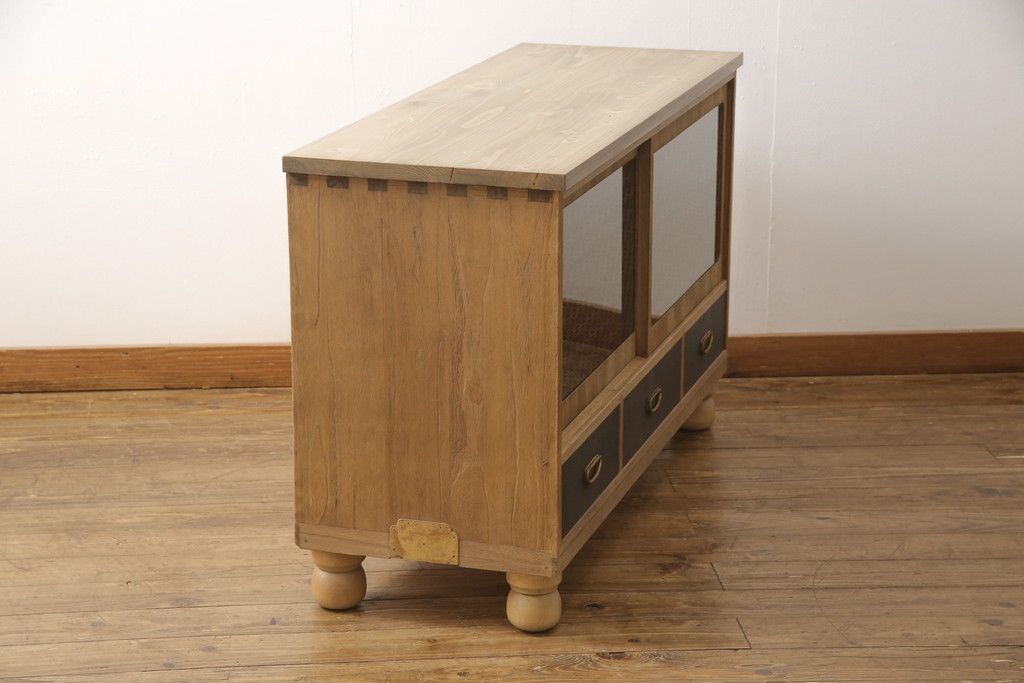 桐箪笥の上段をテレビボードにリメイク!引き戸には麻の葉柄の組子ガラスをはめ込み、天板と木製脚の取り付け。本体は木地色、引き出しと組子はチェスナット系でツートンカラーに着色仕上げ。