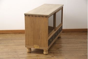 桐箪笥の上段をテレビボードにリメイク!引き戸には麻の葉柄の組子ガラスをはめ込み、天板と木製脚の取り付け。本体は木地色、引き出しと組子はチェスナット系でツートンカラーに着色仕上げ。