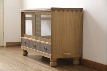 桐箪笥の上段をテレビボードにリメイク!引き戸には麻の葉柄の組子ガラスをはめ込み、天板と木製脚の取り付け。本体は木地色、引き出しと組子はチェスナット系でツートンカラーに着色仕上げ。