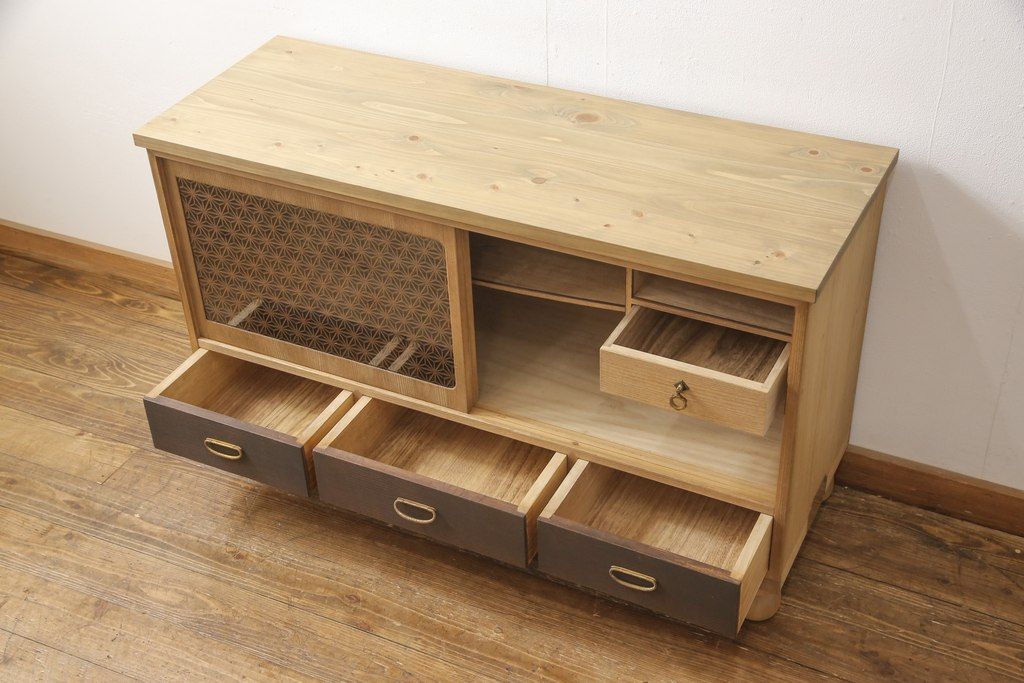 桐箪笥の上段をテレビボードにリメイク!引き戸には麻の葉柄の組子ガラスをはめ込み、天板と木製脚の取り付け。本体は木地色、引き出しと組子はチェスナット系でツートンカラーに着色仕上げ。