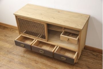 桐箪笥の上段をテレビボードにリメイク!引き戸には麻の葉柄の組子ガラスをはめ込み、天板と木製脚の取り付け。本体は木地色、引き出しと組子はチェスナット系でツートンカラーに着色仕上げ。