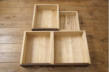 桐箪笥の上段をテレビボードにリメイク!引き戸には麻の葉柄の組子ガラスをはめ込み、天板と木製脚の取り付け。本体は木地色、引き出しと組子はチェスナット系でツートンカラーに着色仕上げ。