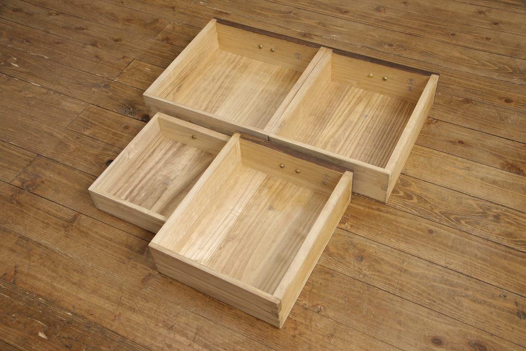 桐箪笥の上段をテレビボードにリメイク!引き戸には麻の葉柄の組子ガラスをはめ込み、天板と木製脚の取り付け。本体は木地色、引き出しと組子はチェスナット系でツートンカラーに着色仕上げ。