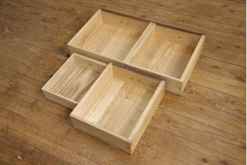 桐箪笥の上段をテレビボードにリメイク!引き戸には麻の葉柄の組子ガラスをはめ込み、天板と木製脚の取り付け。本体は木地色、引き出しと組子はチェスナット系でツートンカラーに着色仕上げ。