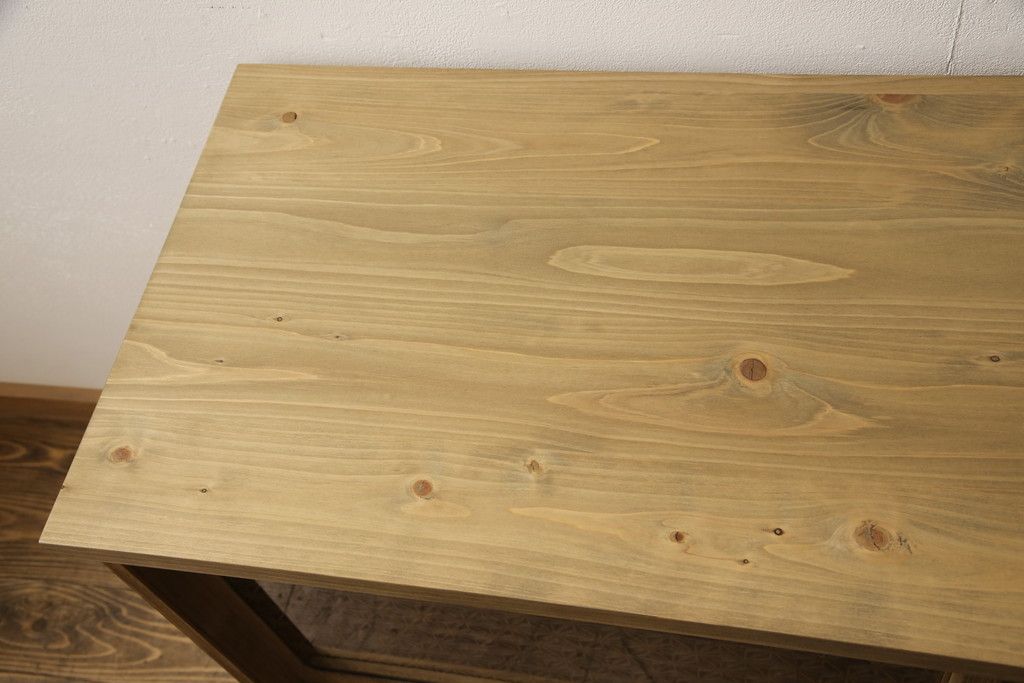 桐箪笥の上段をテレビボードにリメイク!引き戸には麻の葉柄の組子ガラスをはめ込み、天板と木製脚の取り付け。本体は木地色、引き出しと組子はチェスナット系でツートンカラーに着色仕上げ。