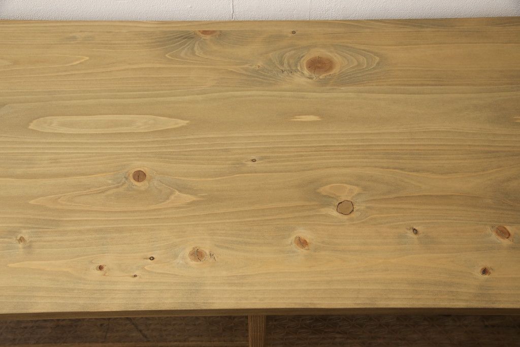 桐箪笥の上段をテレビボードにリメイク!引き戸には麻の葉柄の組子ガラスをはめ込み、天板と木製脚の取り付け。本体は木地色、引き出しと組子はチェスナット系でツートンカラーに着色仕上げ。