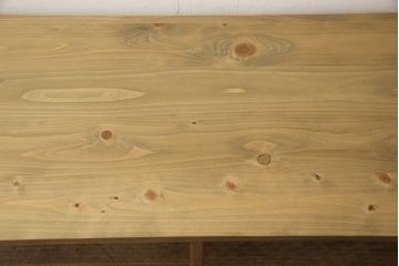 桐箪笥の上段をテレビボードにリメイク!引き戸には麻の葉柄の組子ガラスをはめ込み、天板と木製脚の取り付け。本体は木地色、引き出しと組子はチェスナット系でツートンカラーに着色仕上げ。