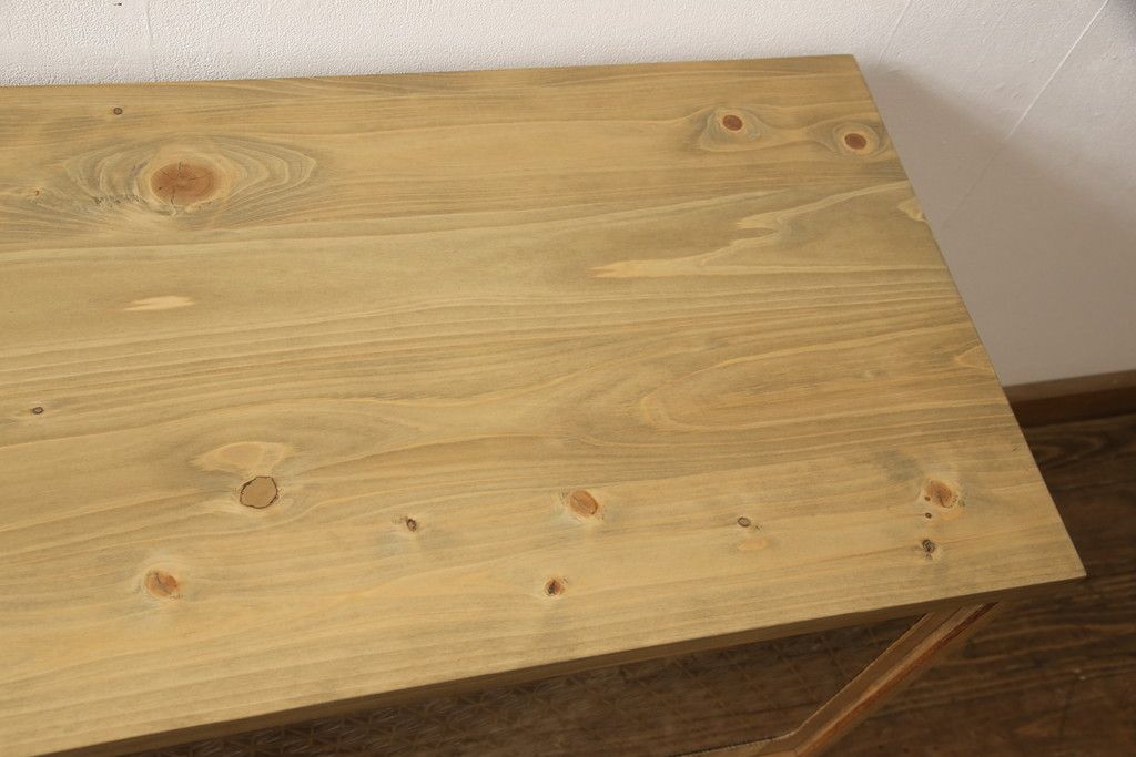 桐箪笥の上段をテレビボードにリメイク!引き戸には麻の葉柄の組子ガラスをはめ込み、天板と木製脚の取り付け。本体は木地色、引き出しと組子はチェスナット系でツートンカラーに着色仕上げ。