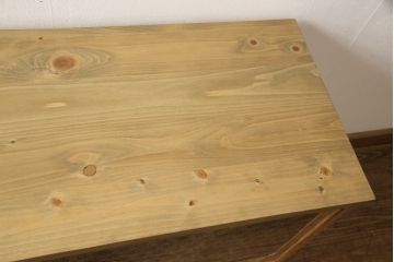 桐箪笥の上段をテレビボードにリメイク!引き戸には麻の葉柄の組子ガラスをはめ込み、天板と木製脚の取り付け。本体は木地色、引き出しと組子はチェスナット系でツートンカラーに着色仕上げ。