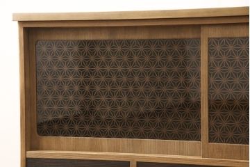 桐箪笥の上段をテレビボードにリメイク!引き戸には麻の葉柄の組子ガラスをはめ込み、天板と木製脚の取り付け。本体は木地色、引き出しと組子はチェスナット系でツートンカラーに着色仕上げ。