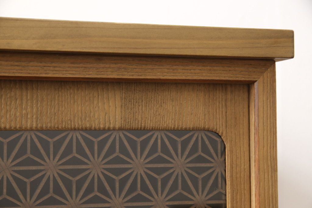 桐箪笥の上段をテレビボードにリメイク!引き戸には麻の葉柄の組子ガラスをはめ込み、天板と木製脚の取り付け。本体は木地色、引き出しと組子はチェスナット系でツートンカラーに着色仕上げ。