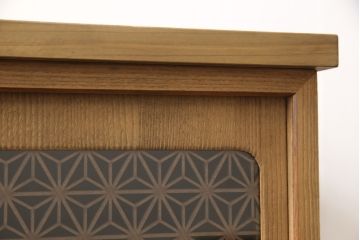 桐箪笥の上段をテレビボードにリメイク!引き戸には麻の葉柄の組子ガラスをはめ込み、天板と木製脚の取り付け。本体は木地色、引き出しと組子はチェスナット系でツートンカラーに着色仕上げ。