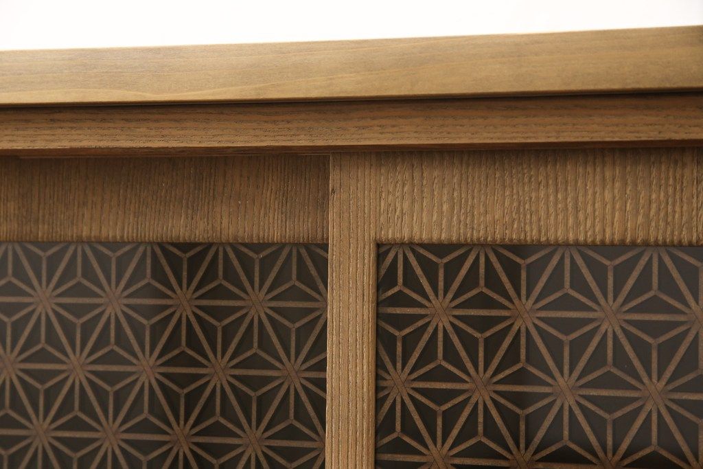 桐箪笥の上段をテレビボードにリメイク!引き戸には麻の葉柄の組子ガラスをはめ込み、天板と木製脚の取り付け。本体は木地色、引き出しと組子はチェスナット系でツートンカラーに着色仕上げ。