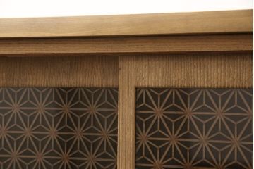 桐箪笥の上段をテレビボードにリメイク!引き戸には麻の葉柄の組子ガラスをはめ込み、天板と木製脚の取り付け。本体は木地色、引き出しと組子はチェスナット系でツートンカラーに着色仕上げ。