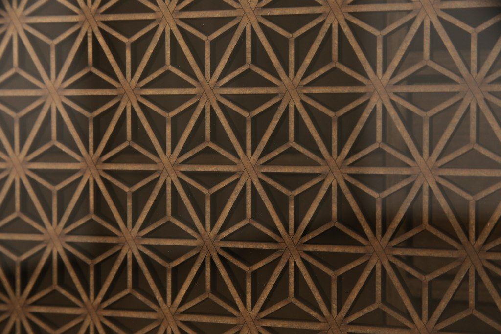 桐箪笥の上段をテレビボードにリメイク!引き戸には麻の葉柄の組子ガラスをはめ込み、天板と木製脚の取り付け。本体は木地色、引き出しと組子はチェスナット系でツートンカラーに着色仕上げ。