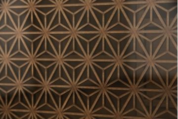 桐箪笥の上段をテレビボードにリメイク!引き戸には麻の葉柄の組子ガラスをはめ込み、天板と木製脚の取り付け。本体は木地色、引き出しと組子はチェスナット系でツートンカラーに着色仕上げ。