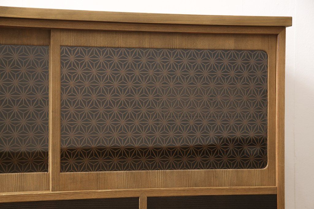 桐箪笥の上段をテレビボードにリメイク!引き戸には麻の葉柄の組子ガラスをはめ込み、天板と木製脚の取り付け。本体は木地色、引き出しと組子はチェスナット系でツートンカラーに着色仕上げ。