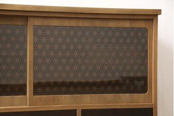 桐箪笥の上段をテレビボードにリメイク!引き戸には麻の葉柄の組子ガラスをはめ込み、天板と木製脚の取り付け。本体は木地色、引き出しと組子はチェスナット系でツートンカラーに着色仕上げ。