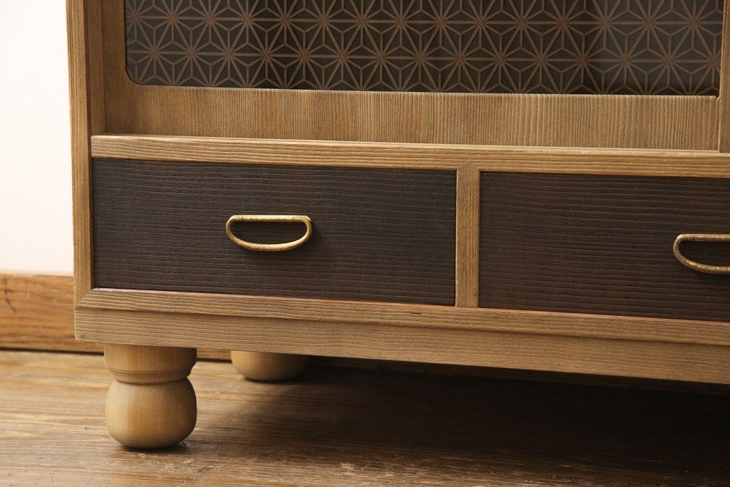 桐箪笥の上段をテレビボードにリメイク!引き戸には麻の葉柄の組子ガラスをはめ込み、天板と木製脚の取り付け。本体は木地色、引き出しと組子はチェスナット系でツートンカラーに着色仕上げ。