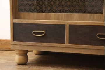 桐箪笥の上段をテレビボードにリメイク!引き戸には麻の葉柄の組子ガラスをはめ込み、天板と木製脚の取り付け。本体は木地色、引き出しと組子はチェスナット系でツートンカラーに着色仕上げ。