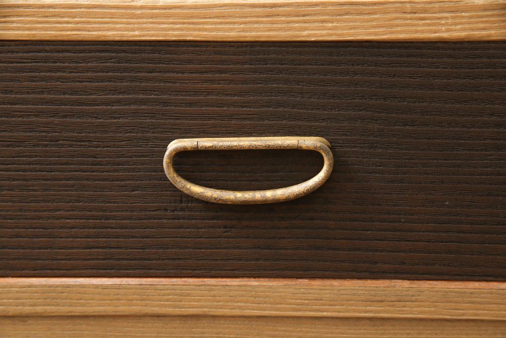 桐箪笥の上段をテレビボードにリメイク!引き戸には麻の葉柄の組子ガラスをはめ込み、天板と木製脚の取り付け。本体は木地色、引き出しと組子はチェスナット系でツートンカラーに着色仕上げ。