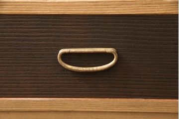 桐箪笥の上段をテレビボードにリメイク!引き戸には麻の葉柄の組子ガラスをはめ込み、天板と木製脚の取り付け。本体は木地色、引き出しと組子はチェスナット系でツートンカラーに着色仕上げ。