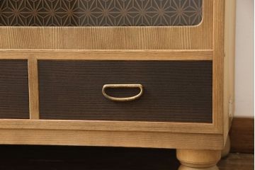 桐箪笥の上段をテレビボードにリメイク!引き戸には麻の葉柄の組子ガラスをはめ込み、天板と木製脚の取り付け。本体は木地色、引き出しと組子はチェスナット系でツートンカラーに着色仕上げ。