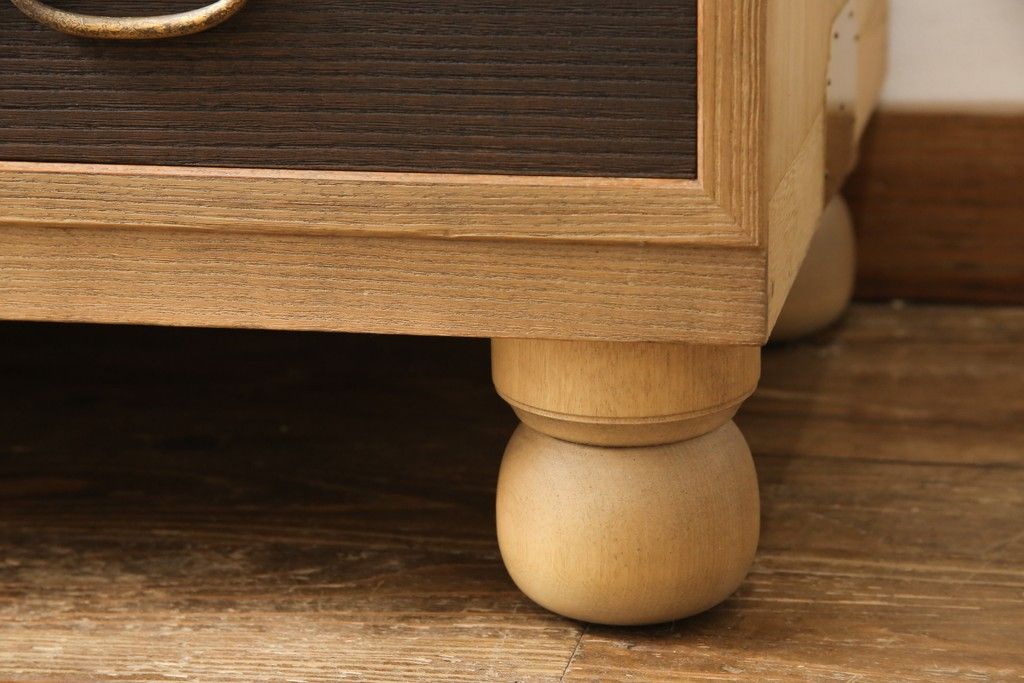 桐箪笥の上段をテレビボードにリメイク!引き戸には麻の葉柄の組子ガラスをはめ込み、天板と木製脚の取り付け。本体は木地色、引き出しと組子はチェスナット系でツートンカラーに着色仕上げ。