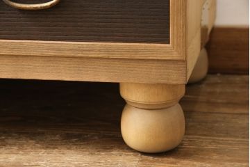 桐箪笥の上段をテレビボードにリメイク!引き戸には麻の葉柄の組子ガラスをはめ込み、天板と木製脚の取り付け。本体は木地色、引き出しと組子はチェスナット系でツートンカラーに着色仕上げ。