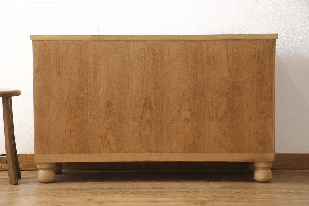 桐箪笥の上段をテレビボードにリメイク!引き戸には麻の葉柄の組子ガラスをはめ込み、天板と木製脚の取り付け。本体は木地色、引き出しと組子はチェスナット系でツートンカラーに着色仕上げ。