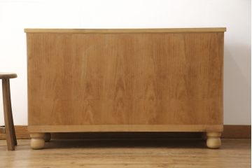 桐箪笥の上段をテレビボードにリメイク!引き戸には麻の葉柄の組子ガラスをはめ込み、天板と木製脚の取り付け。本体は木地色、引き出しと組子はチェスナット系でツートンカラーに着色仕上げ。