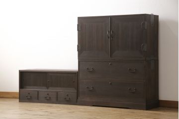 3段重ね桐箪笥をテレビボードと収納箪笥にリメイク!上段は天板を補強しテレビボードに。中段・下段は、観音扉の中に可動式タイプの棚板を設置。どちらもチェスナット系で着色仕上げ。