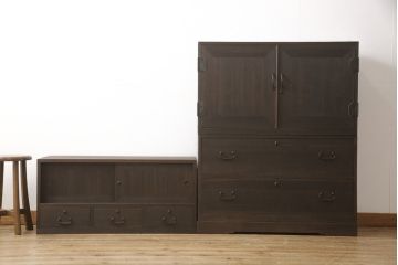 3段重ね桐箪笥をテレビボードと収納箪笥にリメイク!上段は天板を補強しテレビボードに。中段・下段は、観音扉の中に可動式タイプの棚板を設置。どちらもチェスナット系で着色仕上げ。