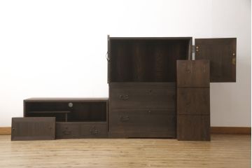 3段重ね桐箪笥をテレビボードと収納箪笥にリメイク!上段は天板を補強しテレビボードに。中段・下段は、観音扉の中に可動式タイプの棚板を設置。どちらもチェスナット系で着色仕上げ。