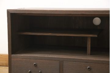 3段重ね桐箪笥をテレビボードと収納箪笥にリメイク!上段は天板を補強しテレビボードに。中段・下段は、観音扉の中に可動式タイプの棚板を設置。どちらもチェスナット系で着色仕上げ。