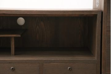 3段重ね桐箪笥をテレビボードと収納箪笥にリメイク!上段は天板を補強しテレビボードに。中段・下段は、観音扉の中に可動式タイプの棚板を設置。どちらもチェスナット系で着色仕上げ。