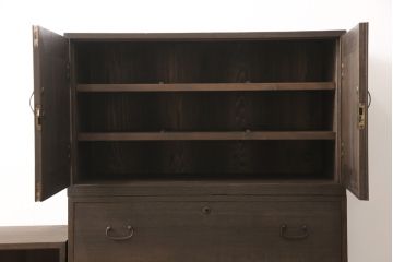 3段重ね桐箪笥をテレビボードと収納箪笥にリメイク!上段は天板を補強しテレビボードに。中段・下段は、観音扉の中に可動式タイプの棚板を設置。どちらもチェスナット系で着色仕上げ。