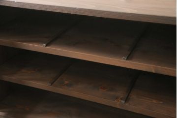 3段重ね桐箪笥をテレビボードと収納箪笥にリメイク!上段は天板を補強しテレビボードに。中段・下段は、観音扉の中に可動式タイプの棚板を設置。どちらもチェスナット系で着色仕上げ。