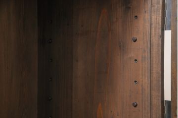 3段重ね桐箪笥をテレビボードと収納箪笥にリメイク!上段は天板を補強しテレビボードに。中段・下段は、観音扉の中に可動式タイプの棚板を設置。どちらもチェスナット系で着色仕上げ。